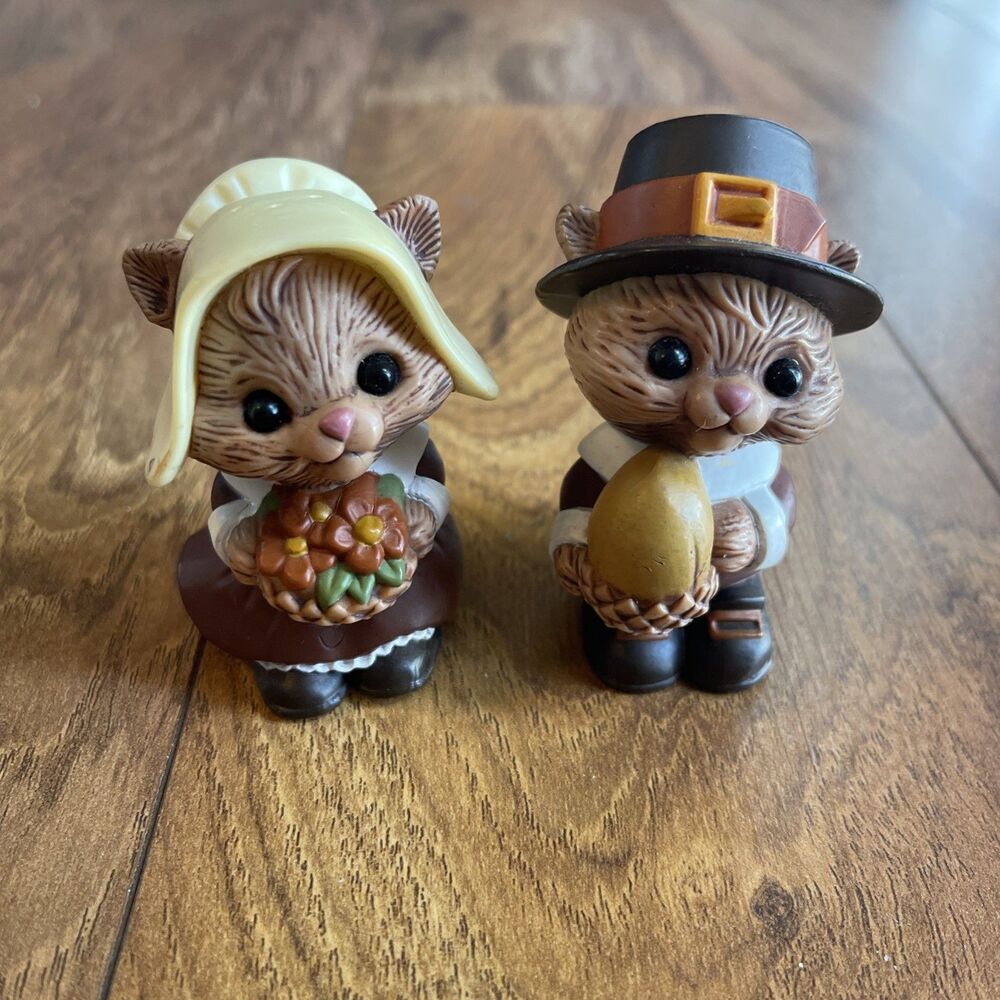Vintage Hallmark Plastic Salt And Pepper Shakers Pilgrim Chipmunks Kitsch READ